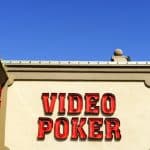 video poker sur mur blanc