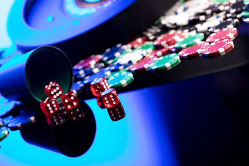 concept de casino avec des dés, des jetons de poker et une roulette