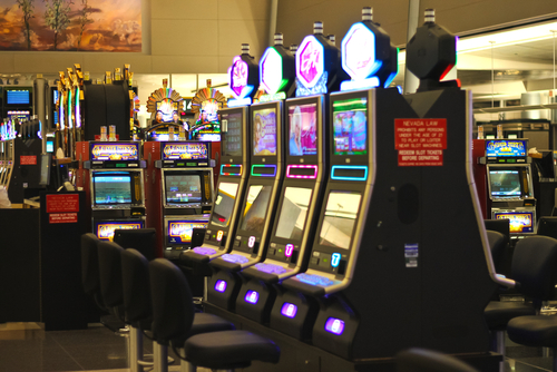 plusieurs machines de vidéopoker dans un casino